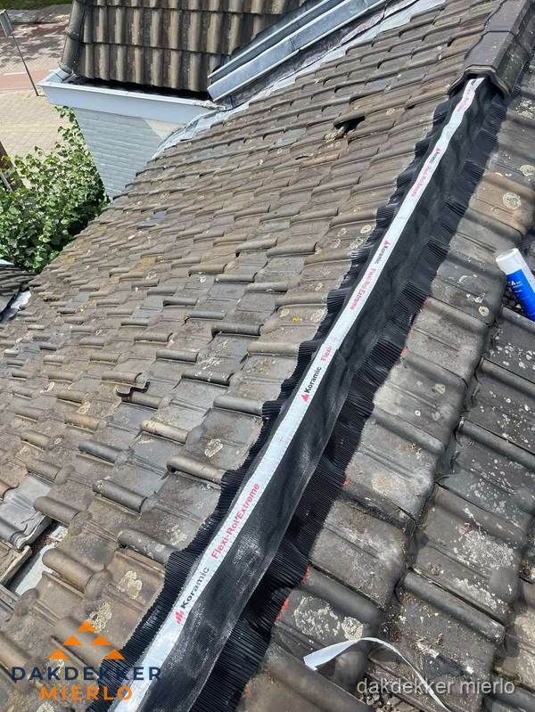 Nokvorst renovatie met Koramic nokrol op schuin pannendak in Mierlo Nokvorst renovatie met Koramic nokrol op schuin pannendak in Mierlo