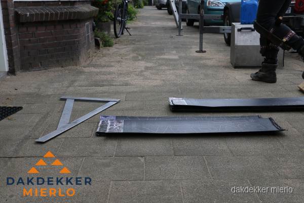 Dakbedekkingsmateriaal en zinkwerk klaargelegd voor reparatie in Mierlo Dakbedekkingsmateriaal en zinkwerk klaargelegd voor reparatie in Mierlo