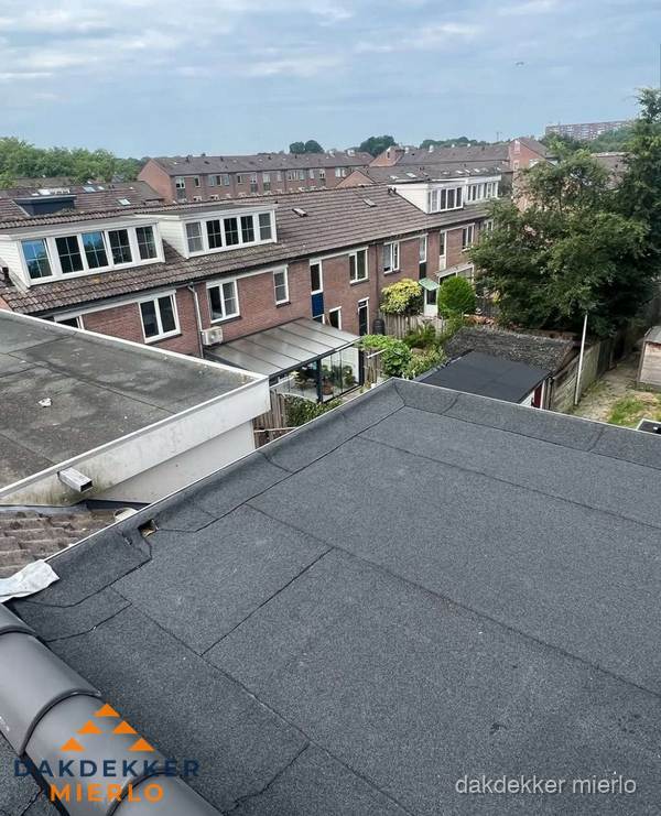 Vernieuwd plat dak met bitumen in woonwijk in Mierlo