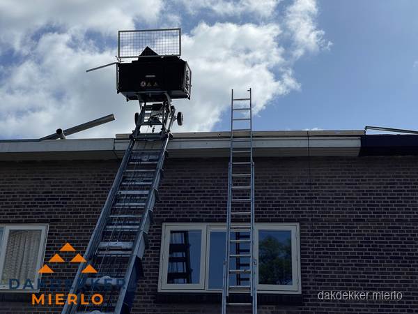 Ladderlift en ladder bij woning voor dakinspectie in Mierlo Ladderlift en ladder bij woning voor dakinspectie in Mierlo