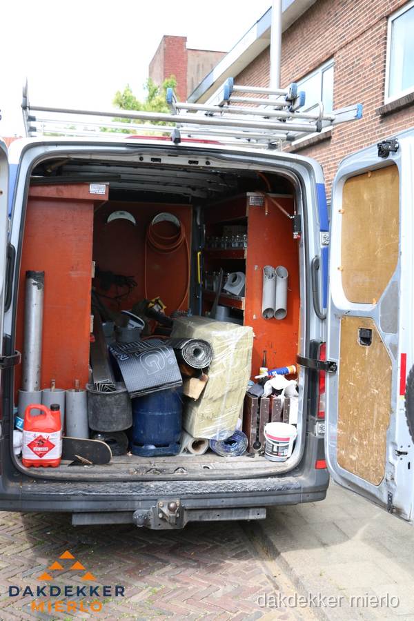 Bedrijfsbus van dakdekker met gereedschap en materialen in Mierlo