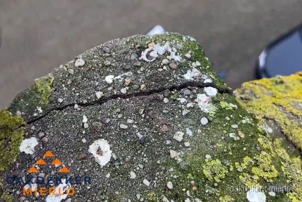 Beschadigde en verweerde nokvorst met scheuren en mos in Mierlo Beschadigde en verweerde nokvorst met scheuren en mos in Mierlo