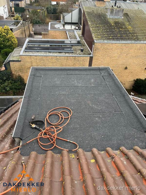 Reparatie aansluiting plat dak en schuin dak in Mierlo Reparatie aansluiting plat dak en schuin dak in Mierlo