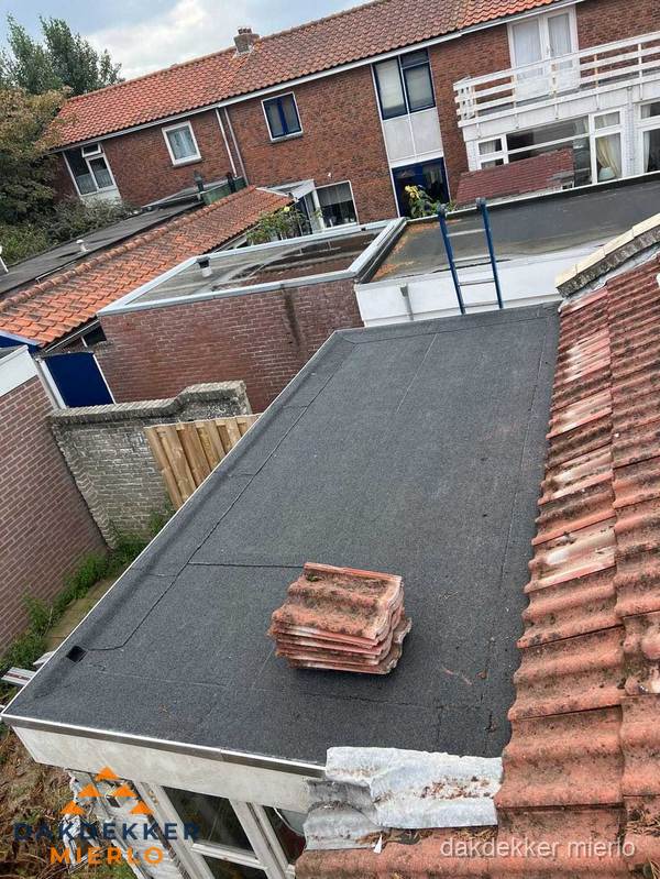 Plat dak aanbouw met bitumen naast schuin pannendak in Mierlo Plat dak aanbouw met bitumen naast schuin pannendak in Mierlo