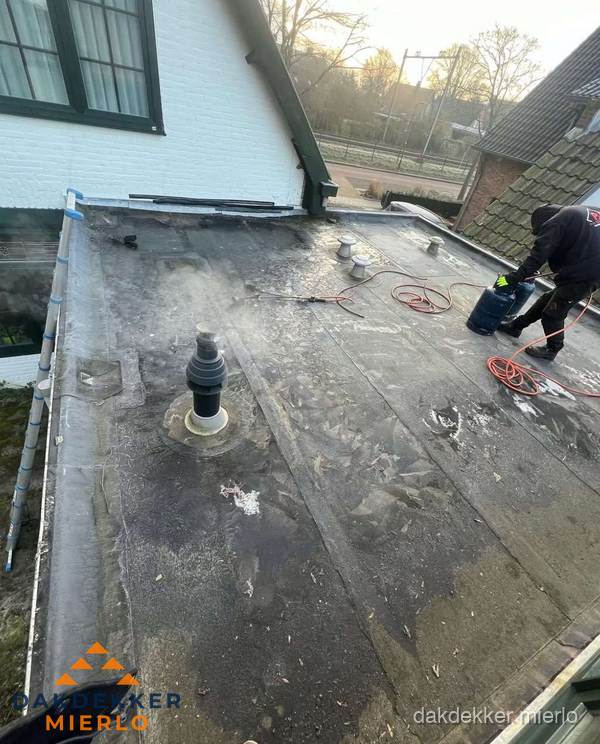 Dakdekker verhelpt daklekkage op plat dak in Mierlo