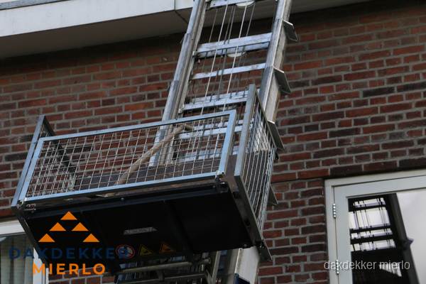Ladderlift met dakpannen voor dakpan reparatie in Mierlo Ladderlift met dakpannen voor dakpan reparatie in Mierlo