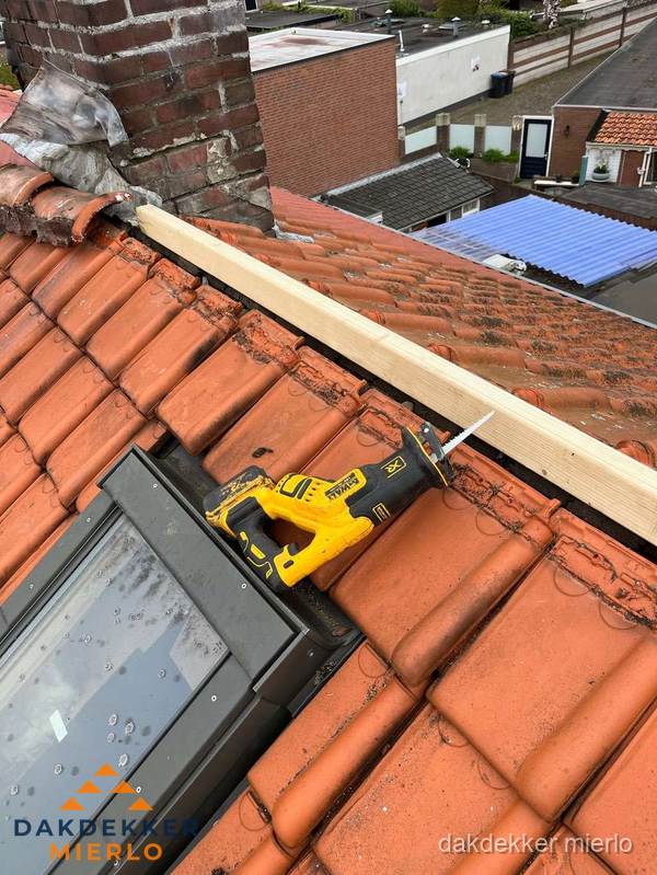 Kosten dak vervangen: werkzaamheden aan pannendak in Mierlo