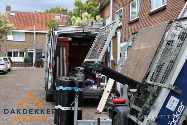 Dakdekkersbusje met materiaal en ladderlift voor dakpannen vervangen in Mierlo