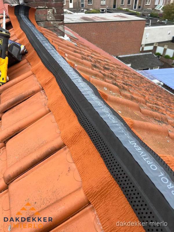 Nokventilatie installeren op hellend pannendak in Mierlo