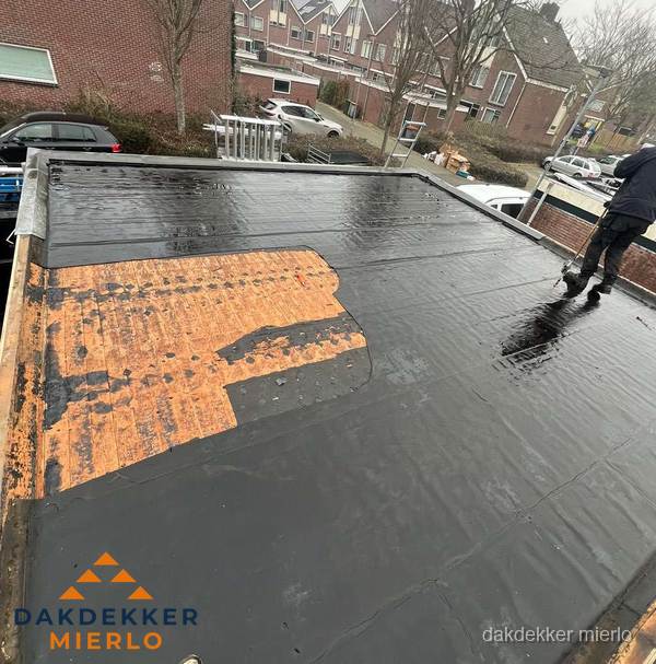 Dakdekker brengt EPDM dakbedekking aan op plat dak in Mierlo Dakdekker brengt EPDM dakbedekking aan op plat dak in Mierlo