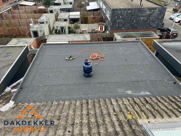 Plat dak met bitumen dakbedekking en brander in Mierlo