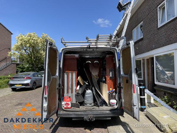 Spoed dakdekker bus met gereedschap en ladder bij woning in Mierlo Spoed dakdekker bus met gereedschap en ladder bij woning in Mierlo