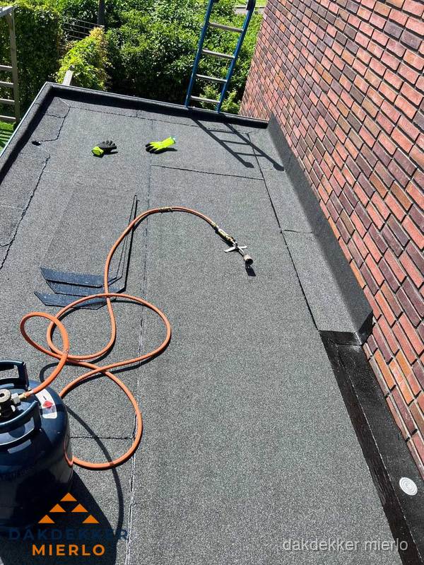 Plat dak met bitumen en brandgereedschap van dakdekkersbedrijf in Mierlo Plat dak met bitumen en brandgereedschap van dakdekkersbedrijf in Mierlo